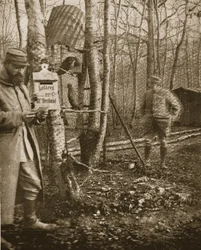 Aan het Franse Lorraine Front: Een Poilus Kamp Brievenbus en buizerd mascottes, illustratie uit The Illustrated War News